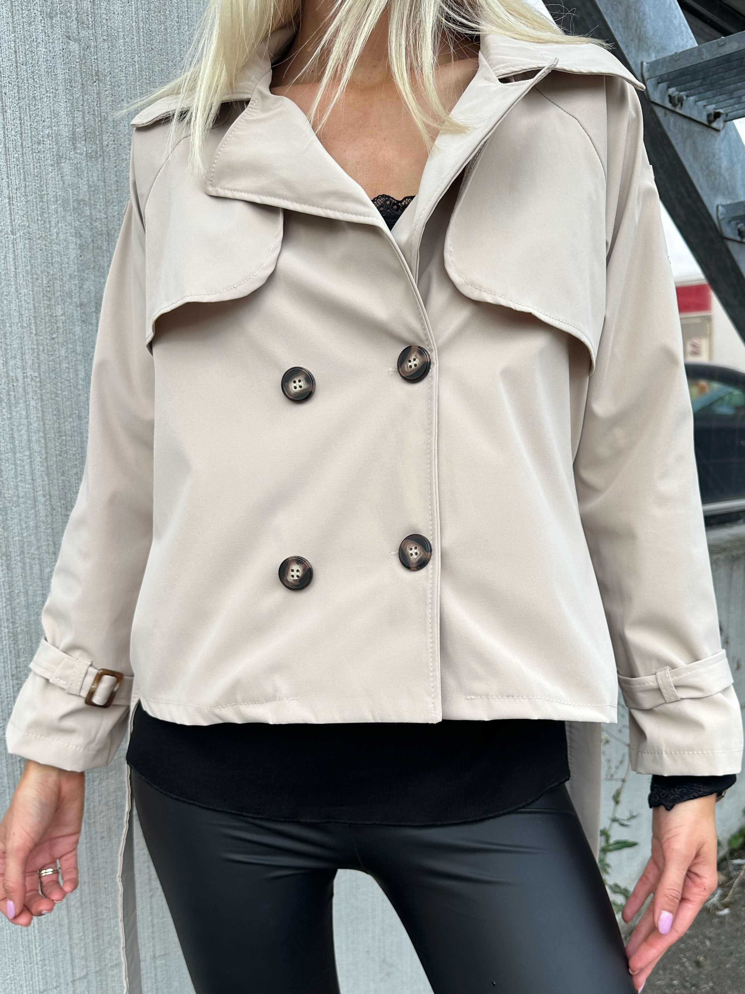 Carmen - Kort trench coat med knapper